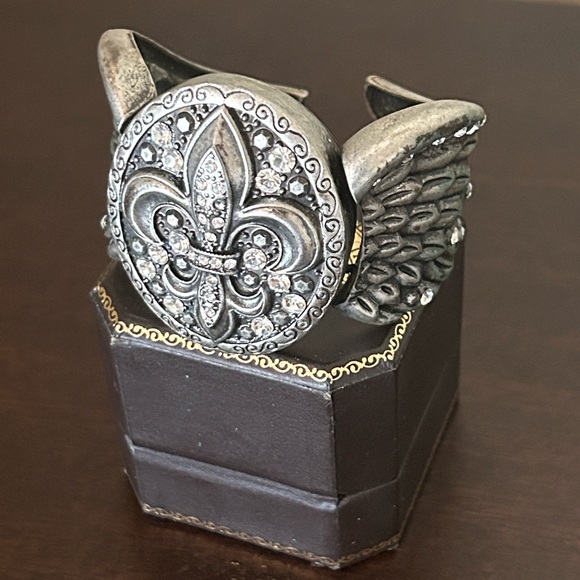 Jewelry - 🪽Angel Wing Fleur De Lis Rhinestone Patina Cuff